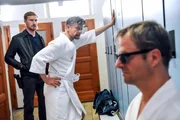 Im Umkleidebereich des Dampfbads: Nach dem missglückten Angriff auf den gesuchten Verdächtigen ist die Enttäuschung bei allen groß. Alexander Haller (Philipp Hochmair, r.) und Niko (Andreas Guenther, m.) beginnen zu streiten. Lassmann (Michael Edlinger) steht daneben. Im Umkleidebereich des Dampfbads: Nach dem missglückten Angriff auf den gesuchten Verdächtigen ist die Enttäuschung bei allen groß. Alexander Haller (Philipp Hochmair, r.) und Niko (Andreas Guenther, m.) beginnen zu streiten. Lassmann (Michael Edlinger) steht daneben.