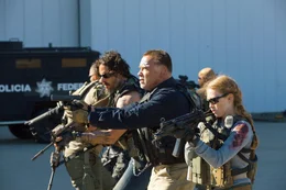 L-R: Grinder (Joe Manganiello), John 'Breacher' Wharton (Arnold Schwarzenegger) und Lizzy (Mireille Enos),
