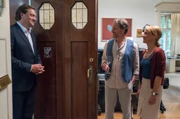 Andy (Charly H&uuml;bner, li.) besucht Annett (Christina Gro&szlig;e) und ihren Mann Felix (Oliver Sauer)