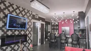 Die Real-Estate-Profis erwerben eine kleine, ziemlich heruntergekommene Wohnung auf dem Las Vegas Strip in zentraler Lage und mitten im Geschehen zwischen Casinos und Luxushotels. Der Kaufpreis liegt bei 117.000 Dollar - was attraktiv ist, da vergleichbare Objekte in der Gegend um 150.000 kosten. Doch Aubrey und Bristol müssen in dem Fall genau aufs Budget schauen und aufpassen, dass sich die Renovierung des Apartments auf das Nötigste beschränkt und im engen finanziellen Rahmen bleibt. Sonst springt bei diesem Deal kein Profit heraus. Die Real-Estate-Profis erwerben eine kleine, ziemlich heruntergekommene Wohnung auf dem Las Vegas Strip in zentraler Lage und mitten im Geschehen zwischen Casinos und Luxushotels. Der Kaufpreis liegt bei 117.000 Dollar - was attraktiv ist, da vergleichbare Objekte in der Gegend um 150.000 kosten. Doch Aubrey und Bristol müssen in dem Fall genau aufs Budget schauen und aufpassen, dass sich die Renovierung des Apartments auf das Nötigste beschränkt und im engen finanziellen Rahmen bleibt. Sonst springt bei diesem Deal kein Profit heraus.