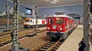 Zwei LGB-Modelllokomotiven bei der Rh&auml;tischen Bahn in der Schweiz: vorne eine Ge 4/4 II mit Sonderbedruckung &sbquo;50 Jahre LGB&lsquo;, links eine Ge 4/4 III mit Coop-Werbung.