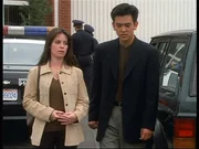 Wenn Piper (Holly Marie Combs, l.) doch nur w&uuml;sste, wie sie Mark Choa (John Cho, r.) helfen kann. Er ist ein Geist und wei&szlig;, dass seine Leiche bald beerdigt werden muss ...