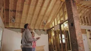 Immobilienprofis DeRon Jenkins und Paige Turner sehen gro&szlig;es Potential in dem verwirrenden Grundriss eines Hauses in East Nashville. Doch eine kleine Dachreparatur offenbart versteckte Probleme. Da DeRon nicht in der Stadt ist, will Paige die Krise auf eigene Faust bew&auml;ltigen.