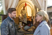 Martina Seiffert (Astrid M. Fünderich, r.) und Jo Stoll (Peter Ketnath, l.) begehen einen ungewöhnlichen Tatort - einen Westernclub bei Stuttgart. Jan Arnaud (Mike Zaka Sommerfeldt, M.) sieht sich bereits in dem Planwagen um, in dem das Opfer gehaust hat. Martina Seiffert (Astrid M. Fünderich, r.) und Jo Stoll (Peter Ketnath, l.) begehen einen ungewöhnlichen Tatort - einen Westernclub bei Stuttgart. Jan Arnaud (Mike Zaka Sommerfeldt, M.) sieht sich bereits in dem Planwagen um, in dem das Opfer gehaust hat.