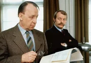 Kriminalkommissar Thanner (Eberhard Feik, l) wartet auf die Meinung seines Chefs Karl K&ouml;nigsberg (Ulrich Matschoss) in der Mordsache Petschek.