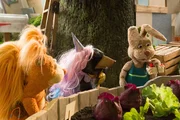 Grete (Viviane Podlich) ist unter Druck: Alle werben heute um ihre Gunst! Ella (Anna Menzel) mit ihrem geliebten Einhornspiel und Otto (Franziska Rattay) mit seinen leckeren Tomaten. Grete (Viviane Podlich) ist unter Druck: Alle werben heute um ihre Gunst! Ella (Anna Menzel) mit ihrem geliebten Einhornspiel und Otto (Franziska Rattay) mit seinen leckeren Tomaten.