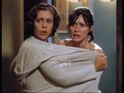 Prue (Shannen Doherty, r.) und Phoebe (Alyssa Milano, l.) sind entsetzt. Ein Geist steht vor ihnen ...