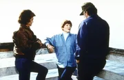 Marge (Anne Jackson, M.) erzählt Jonathan (Michael Landon, l.) und Mark (Victor French), wie sich der Unfall zugetragen hat. Marge (Anne Jackson, M.) erzählt Jonathan (Michael Landon, l.) und Mark (Victor French), wie sich der Unfall zugetragen hat.