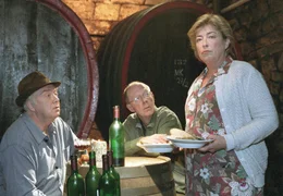 Prost Mahlzeit: Die Winzerin Hilde (Brigitte Janner) kann ein echter Drachen sein - das bekommen auch der Weinbauer Vogt (Martin L&uuml;ttge, links) und der Gasthof-Besitzer Bruno (Hans Peter Korff, Mitte) zu sp&uuml;ren.