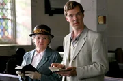 Luke Fitzwilliam (Benedict Cumberbatch) und Miss Marple (Julia McKenzie, l)