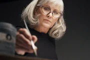 Die bekannte Karikaturistin Ann Telnaes bei der Arbeit. Die bekannte Karikaturistin Ann Telnaes bei der Arbeit.