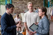 Die leitende Pastorin einer Freikirche wird bei einer christlichen Veranstaltung tot aufgefunden. Samuel Finkner (Roman Schomburg, M.) und Kommissar Rico Sander (Benjamin Strecker, l.) suchen Hinweise bei Aneta Strake (Jule Ronstedt). Die leitende Pastorin einer Freikirche wird bei einer christlichen Veranstaltung tot aufgefunden. Samuel Finkner (Roman Schomburg, M.) und Kommissar Rico Sander (Benjamin Strecker, l.) suchen Hinweise bei Aneta Strake (Jule Ronstedt).