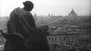 Blick auf Leningrad mit Dreifaltigkeitskathedrale vom Dach des Winterpalasts, um 1941/1942: Hitler befahl, dass die Stadt &bdquo;zerschossen und ausgehungert&ldquo; werden soll.