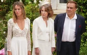 Aus der Traum von der Hochzeit mit Flo (&Eacute;lodie Fontan, l.). Sie und ihre Eltern Marl&egrave;ne (Nathalie Baye, M.) und G&eacute;rard (Didier Bourdon, r.) sind schockiert &uuml;ber das Chaos, das Greg angerichtet hat.