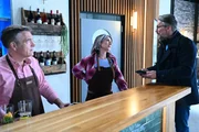 Henning (Stefan Bockelmann) ist ausgebremst, als Daniela (Berrit Arnold) zu besch&auml;ftigt ist, um auf seinen Vorschlag einzugehen. Links Felix Gomez (Patrick Linke).