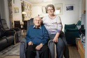 Albrecht Weinberg und Gerda D&auml;nekas in ihrer gemeinsamen Wohnung in Leer.
