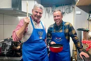 Jan Fitze (r.) und H&uuml;ttenwart Alexander Gruber in der K&uuml;che