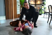 Als Daniela (Berrit Arnold) Dragan (Florian Thunemann) die Stirn bietet, erleidet sie einen Kreislaufzusammenbruch.