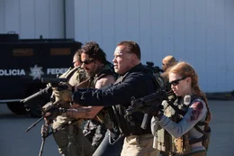 L-R: Grinder (Joe Manganiello), John 'Breacher' Wharton (Arnold Schwarzenegger) und Lizzy (Mireille Enos),
