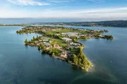 Luftbild, von der Nordwestspitze der Insel Reichenau im Bodensee, mit dem Ortsteil Niederzell und der S&auml;ulenbasilika St. Peter und Paul, am Ufer das Schloss Windegg.