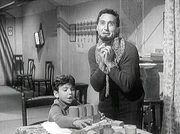 ARD DER WUNDERKNABE (bravissimo), Italien 1955, Regie Luigi Filippo D'Amico, am Dienstag (14.06.11) um 02:55 Uhr im Ersten. Der arbeitslose Musiklehrer Ubaldo Impallato (Alberto Sordi, re.) traut seinen Ohren nicht: sein sechsj&auml;hriges Pflegekind Gigetto (Giancarlo Zarfati) singt wie ein junger Gott.