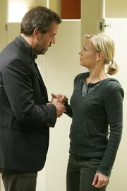 Hat Maria Palko (Samantha Mathis, r.) wirklich vor, ihren Mann auf subtile Art und Weise zu ermorden? Dr. Gregory House (Hugh Laurie, l.) ist davon jedenfalls &uuml;berzeugt.