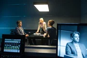 Martina Seiffert (Astrid M. Fünderich, M.) und Selma Kirsch (Yve Burbach, r.) nehmen Moritz Lehnert (Matthias Beier, l.) in die Mangel. Der Patient des Schlaflabors hatte eine heftige Auseinandersetzung mit dem Opfer. Martina Seiffert (Astrid M. Fünderich, M.) und Selma Kirsch (Yve Burbach, r.) nehmen Moritz Lehnert (Matthias Beier, l.) in die Mangel. Der Patient des Schlaflabors hatte eine heftige Auseinandersetzung mit dem Opfer.