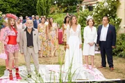 Zwei Hochzeiten und ein Scheidungsfall: Flo (&Eacute;lodie Fontan, M.) stellt Ehemann Greg (nicht im Bild) zur Rede, ehe sie sich wieder scheiden l&auml;sst. Neben Flo stehen ihre Eltern Marl&egrave;ne (Nathalie Baye, 2.v.r.) und G&eacute;rard (Didier Bourdon, r.) und auf der anderen Seite Gregs Eltern Daniel (G&eacute;rard Jugnot, 2.v.l.) und Appoline (Areille Dombasle, l.).