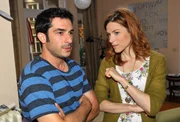 Als pl&ouml;tzlich die Ausl&auml;nderbeh&ouml;rde bei ihnen auftaucht, haben Tayfun (Tayfun Baydar) und Dascha (Lena Ehlers) den Verdacht, dass Gerner sie angezeigt hat.