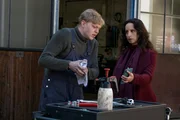 Annabell Lorenz (Stephanie Stumph) befragt Marco Schwarz (Leonard Kunz), der vorgibt, die Tote nicht zu kennen.