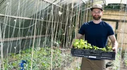 Gastgeber Melvin Berger vom Biohof Berger in Plettenberg. Altes und in Vergessenheit geratenes Gem&uuml;se bauen sie in ihrem Gew&auml;chshaus an: Auberginen mit wei&szlig;er Schale, seltene Tomaten wie Ochsenherzen oder Rosa Elefant.