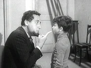Der arbeitslose Musiklehrer Ubaldo Impallato (Alberto Sordi, li.) findet durch Zufall heraus, dass sein sechsj&auml;hriges Pflegekind Gigetto (Giancarlo Zarfati) die Stimme eines ausgewachsenen Operns&auml;ngers hat.