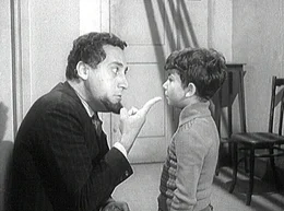 Der arbeitslose Musiklehrer Ubaldo Impallato (Alberto Sordi, li.) findet durch Zufall heraus, dass sein sechsj&auml;hriges Pflegekind Gigetto (Giancarlo Zarfati) die Stimme eines ausgewachsenen Operns&auml;ngers hat.