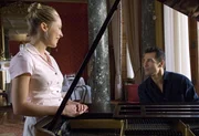 Musiker Brian (Erol Sander) spielt Lucys (Marisa Leonie Bach) Lieblingslied.