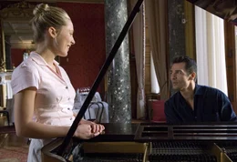 Musiker Brian (Erol Sander) spielt Lucys (Marisa Leonie Bach) Lieblingslied.
