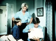 John (Ralph Waite, r.) sucht voller Verzweiflung sein Abschlusszeugnis, das er bei der Armee vorlegen muss, um dort Auftr&auml;ge zu bekommen. Jeffrey (Keith Mitchell, l.) und Olivia (Michael Learned, M.) sehen ihm dabei zu.