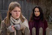 Karla Keppler (Luisa R&ouml;mer, l.) ist best&uuml;rzt, als sie von Annabel Lorenz (Stephanie Stumph, r.) vom Tod ihrer Freundin Jasmin Benrath erf&auml;hrt.