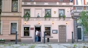 Die Gast- und Schankwirtschaft &bdquo;Alt-Ruhrort&ldquo; ist eine der letzten verbliebenen Kneipen in Ruhrort &ndash; in zentraler Lage mitten am Neumarkt. Doch jeder hier kennt sie nur unter dem Namen ihrer Besitzer: &bdquo;Zum Itze&ldquo; und &ndash; nach dessen Tod &ndash; &bdquo;Zu Gerda&ldquo;. Auch G&ouml;tz George war hier schon f&uuml;r Tatort-Dreharbeiten zu Gast.