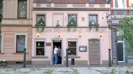 Die Gast- und Schankwirtschaft &bdquo;Alt-Ruhrort&ldquo; ist eine der letzten verbliebenen Kneipen in Ruhrort &ndash; in zentraler Lage mitten am Neumarkt. Doch jeder hier kennt sie nur unter dem Namen ihrer Besitzer: &bdquo;Zum Itze&ldquo; und &ndash; nach dessen Tod &ndash; &bdquo;Zu Gerda&ldquo;. Auch G&ouml;tz George war hier schon f&uuml;r Tatort-Dreharbeiten zu Gast.