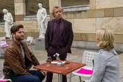 Im Hof der Staatsgalerie treffen Martina Seiffert (Astrid M. F&uuml;nderich, r.) und Jo Stoll (Peter Ketnath, l.) auf Niels Reinhoff (Andr&eacute; Eisermann, M.). Die Ermittler haben den Kunst-M&auml;zen zu einem Gespr&auml;ch gebeten.