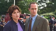 Detective Olivia Benson (Mariska Hargitay) und Detective Elliot Stabler (Christopher Meloni) schauen sich im Central Park um. Eine afghanische Journalistik-Studentin wurde vergewaltigt, erschlagen und niedergestochen.