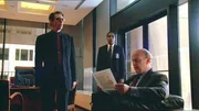 Detective Munch (Richard Belzer, l.) stattet Craig Prince (Gerry Bamman) einen Besuch ab und erz&auml;hlt ihm, dass einer seiner Mitarbeiter, der k&uuml;rzlich ermordet wurde, zu Lebzeiten Kinder sexuell missbraucht hatte.