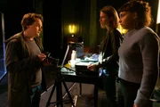 Kommissar Tom Kupfer (Ludwig Blochberger, l.) hofft, durch die Aufzeichnungen der Theaterproben mehr über das Verhältnis von Michelle Weissenbach (Sinha Melina Gierke, M.) und Johanna Pollak (Genet Zegay, r.) zu dem getöteten Regisseur zu erfahren. Kommissar Tom Kupfer (Ludwig Blochberger, l.) hofft, durch die Aufzeichnungen der Theaterproben mehr über das Verhältnis von Michelle Weissenbach (Sinha Melina Gierke, M.) und Johanna Pollak (Genet Zegay, r.) zu dem getöteten Regisseur zu erfahren.