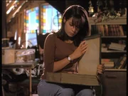 Piper (Holly Marie Combs) bl&auml;ttert im Buch der Schatten ...