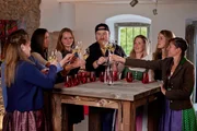 Die Landfrauen sto&szlig;en mit Lucki Maurer an.