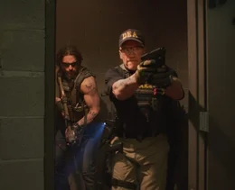 Breacher (Arnold Schwarzenegger) ist Anf&uuml;hrer einer Spezialeinheit der Drogenfahndung DEA, zu der auch der Agent Grinder (Joe Manganiello, l.) geh&ouml;rt.