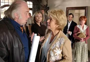 ARD NEUE FREUNDE, NEUES GL+CK, Deutschland 2005, Regie Christine Kabisch, am Freitag (15.04.05) um 20:15 Uhr und am Dienstag (26.04.05) um 10:30 Uhr im Ersten. Der pensionierte Architekt Ulrich (Martin LYttge, li.) hat die PlSne entworfen, nach denen Nele (Christiane Hsrbiger, 3.v.li.) mit der tatkrSftigen UnterstYtzung von Fina (Monika Peitsch, 2.v.li.), Frau Doll (Tatja Seibt, 2.v.re.) und Gerda Griese (Heidelinde Weis) ihre geerbte Stadtvilla zu einer heimeligen Senioren-Wohngemeinschaft umbaut. &copy; ARD Degeto/Elke Werner - honorarfrei, Verwendung nur im Zusammenhang mit o. g. Sendung bei Nennung Bild: "ARD Degeto/Elke Werner" (S 2), Presse und Programmbetreuung (069) 1509-334 oder -335