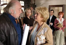 ARD NEUE FREUNDE, NEUES GL+CK, Deutschland 2005, Regie Christine Kabisch, am Freitag (15.04.05) um 20:15 Uhr und am Dienstag (26.04.05) um 10:30 Uhr im Ersten. Der pensionierte Architekt Ulrich (Martin LYttge, li.) hat die PlSne entworfen, nach denen Nele (Christiane Hsrbiger, 3.v.li.) mit der tatkrSftigen UnterstYtzung von Fina (Monika Peitsch, 2.v.li.), Frau Doll (Tatja Seibt, 2.v.re.) und Gerda Griese (Heidelinde Weis) ihre geerbte Stadtvilla zu einer heimeligen Senioren-Wohngemeinschaft umbaut. &copy; ARD Degeto/Elke Werner - honorarfrei, Verwendung nur im Zusammenhang mit o. g. Sendung bei Nennung Bild: "ARD Degeto/Elke Werner" (S 2), Presse und Programmbetreuung (069) 1509-334 oder -335