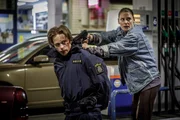 Nina (Alexandra Nordberg) will dem Zugriff durch die Polizei entgehen. Sie droht damit, Vilhelm Beck (Valter Skarsg&aring;rd) zu erschie&szlig;en.