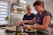 Carolin Detsch und Küchenfee Margarete beim Kochen. Carolin Detsch und Küchenfee Margarete beim Kochen.